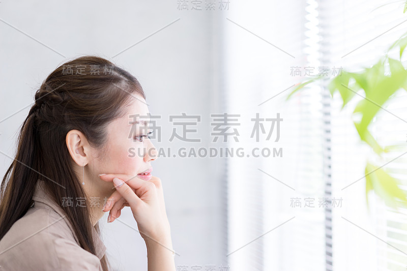 女人的侧写让人放松