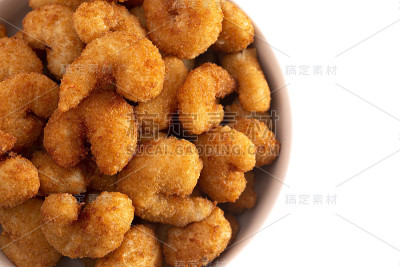 一碗孤立在白色背景上的爆米花虾