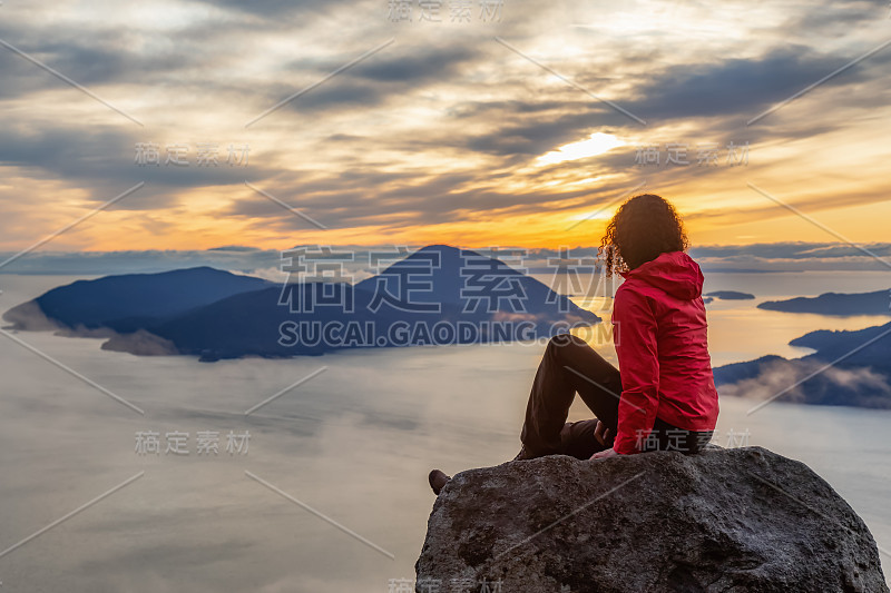 夕阳西下时，山顶上的爱冒险的女孩