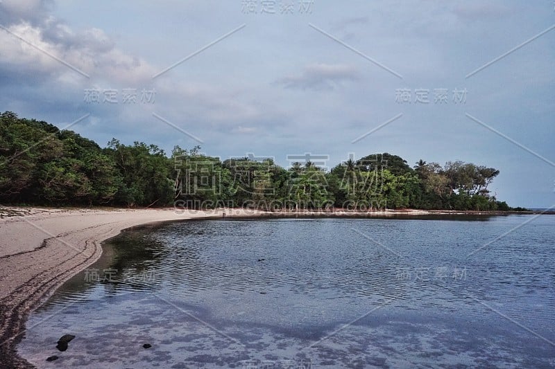 美丽迷人的热带天堂，太平洋海岸，日落时分的热带雨林海滩