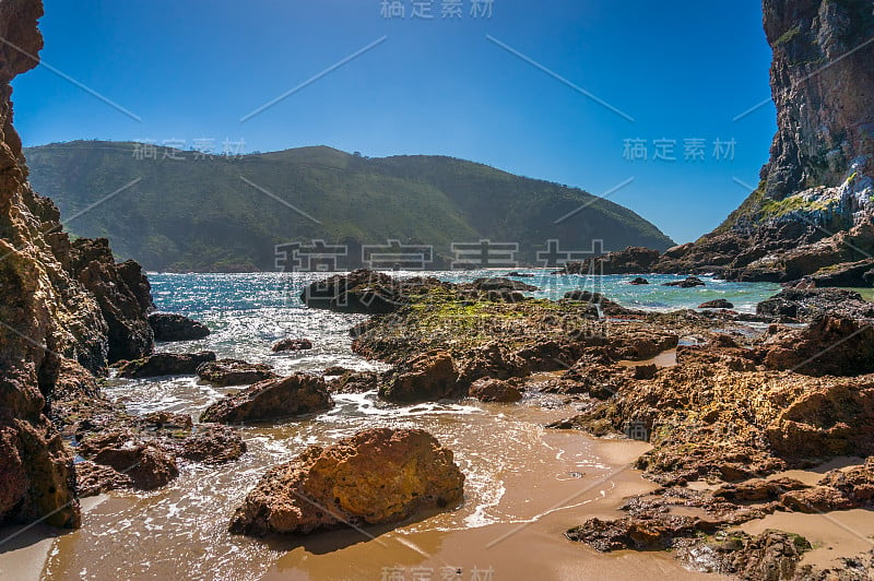 美丽的海岸景观，岩石和绿色的山丘