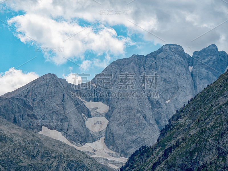 法国比利牛斯山脉的山景