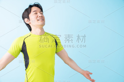 从事体育运动的中年男子
