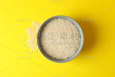 碗与米饭在黄色的背景，俯视图