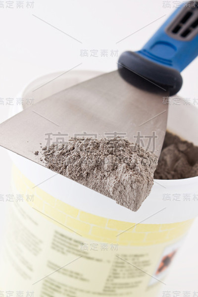 手工水泥和油灰刀在白色背景上