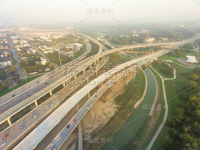航空州际I-10，北I-45高速公路堆叠立交东北休斯顿，德克萨斯州