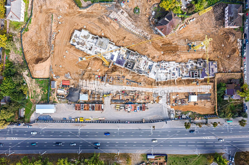 在城市建筑工地工作的工业机械设备。空中俯视图