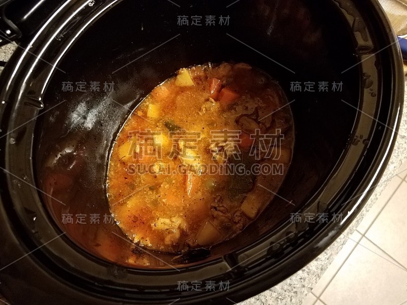 煮鸡肉，土豆和胡萝卜炖锅