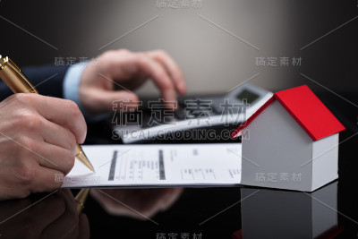 商人用计算器检查账单