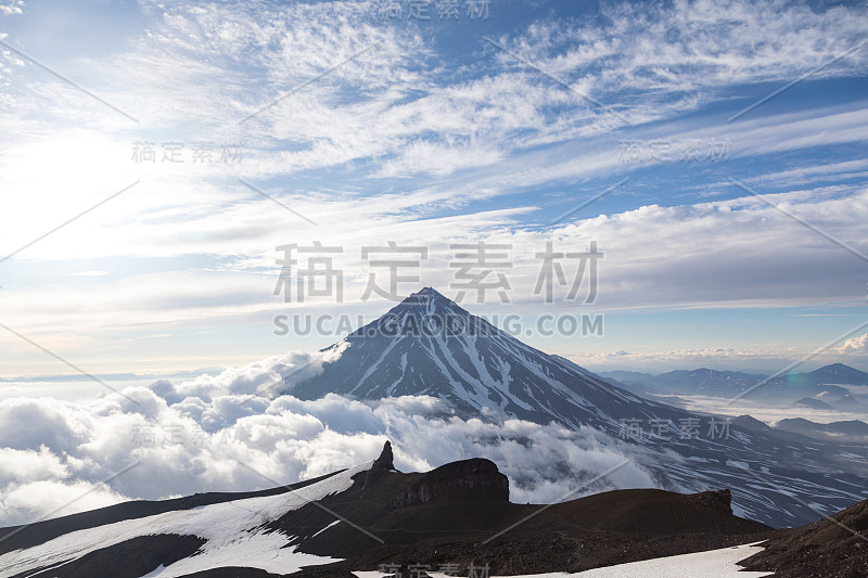 俄罗斯堪察加半岛的科里亚克斯基火山。位于堪察茨基petropavlovsk市北部35公里处的活火山。