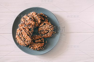 近距离拍摄的巧克力片饼干