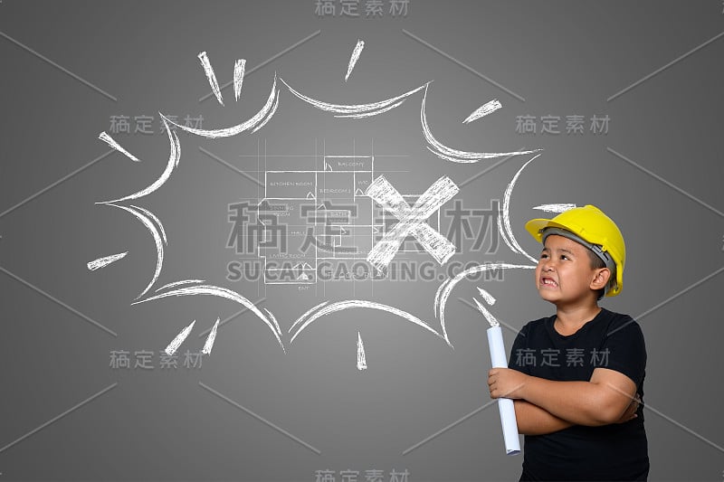 一个男孩戴着黄色的工程师帽，黑板上写着房屋平面图