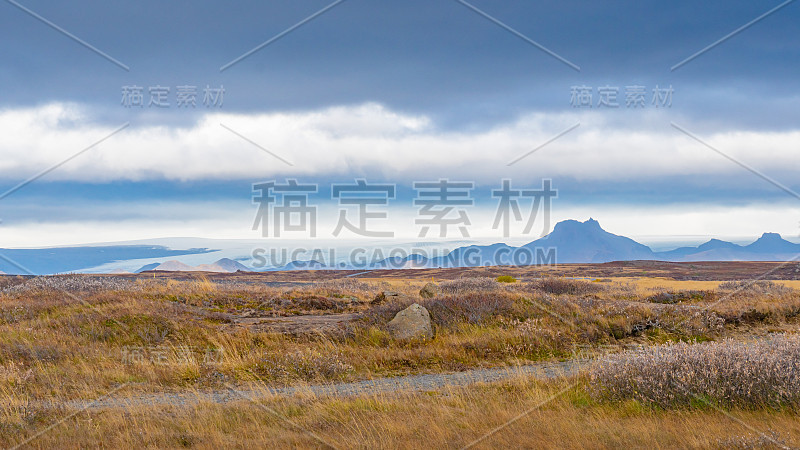 Langjokull冰川从Gullfoss的草地上看到白色的冰巨人