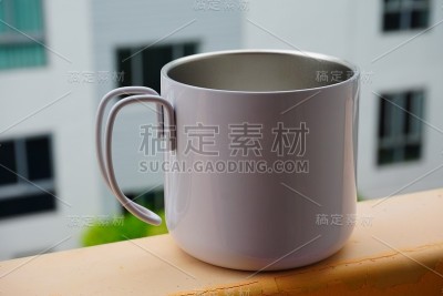 白色的杯子