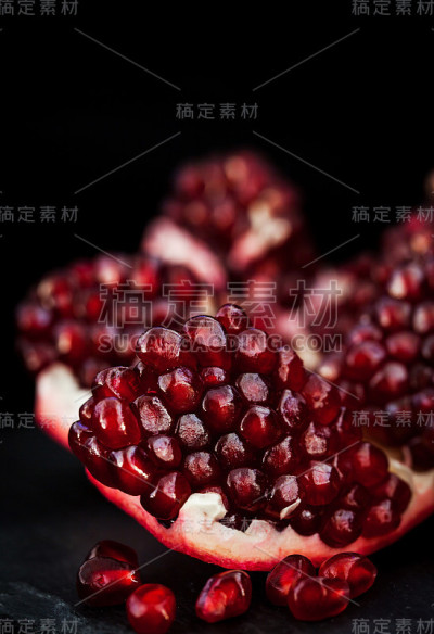 新鲜的石榴和种子上的黑色
