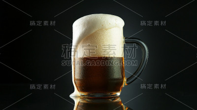 啤酒泡沫从玻璃杯中溢出
