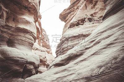 以色列埃拉特南部山区的红峡谷美丽的砂岩悬崖。——图片