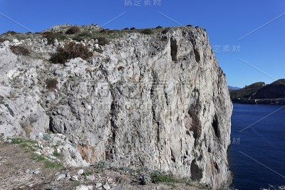 术语-蓬塔坎帕内拉悬崖上的徒步旅行者