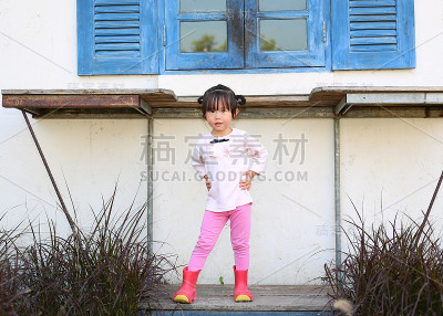 小农民女孩在农场的表达。