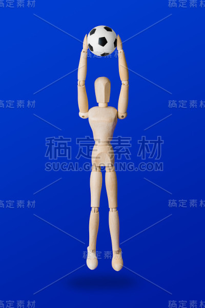 足球木制玩具人物在蓝色