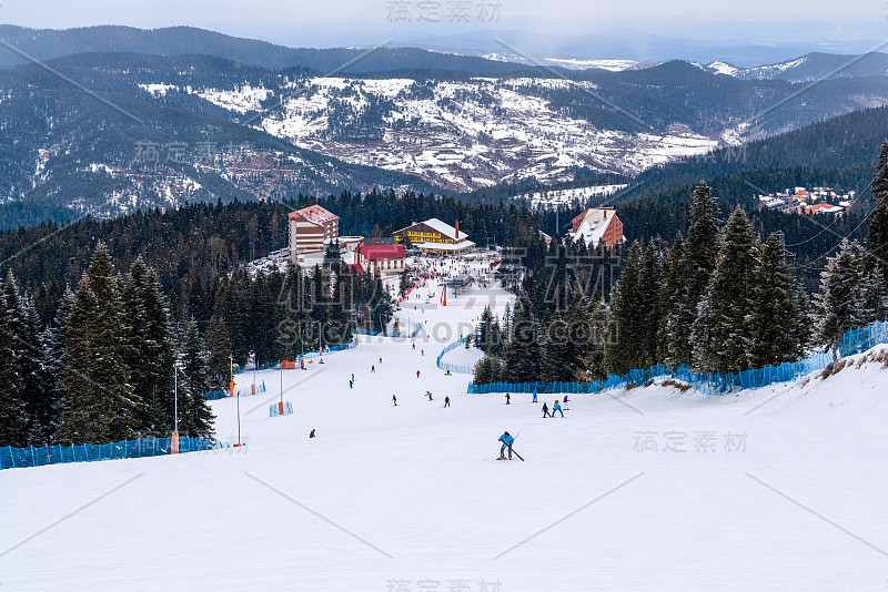 伊尔加兹滑雪中心在国家公园冬季备有升降机和滑雪者