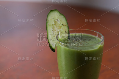 桌上放着一杯绿色的冰沙