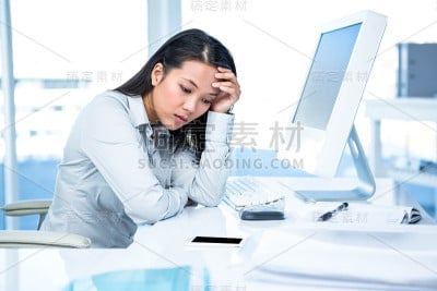 体贴的女商人，手放在脸上