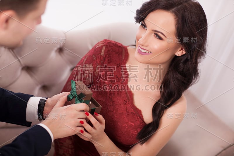 年轻人向女孩求婚。参与。