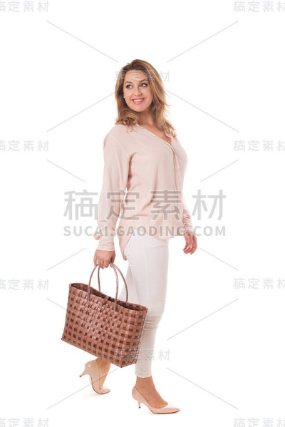 带着大手提袋的漂亮女人。