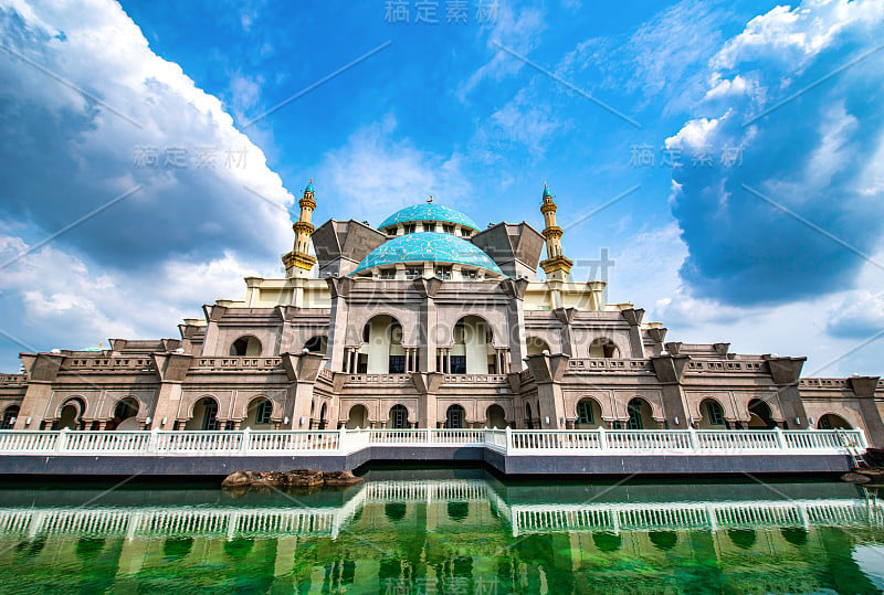 Masjid Wilayah Persekutuan在蓝天背景在吉隆坡，马来西亚的白天。