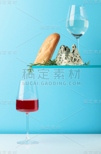 蓝奶酪，面包，葡萄酒和迷迭香，蓝色背景。