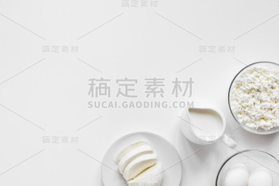 新鲜乳制品在白色桌子的背景俯视图模型
