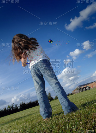 小女孩在放风筝