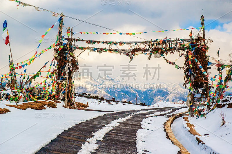 青藏高原风景山口