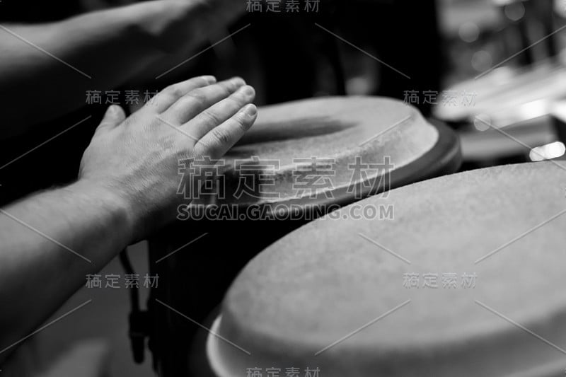 一个音乐家的手在吹烟枪