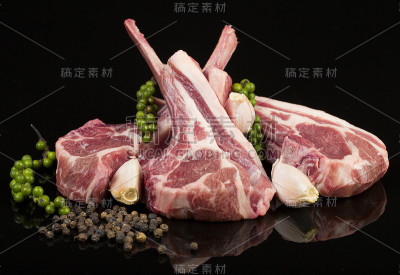 加香料和香草的生羊排