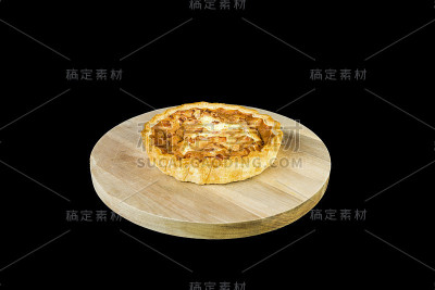 蛋饼在木板上和孤立在黑色