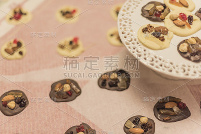 Mendiants de浓情巧克力。手工制作的巧克力。圣诞糖果。