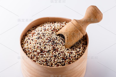 在白色丙烯酸背景上混合藜麦颗粒
