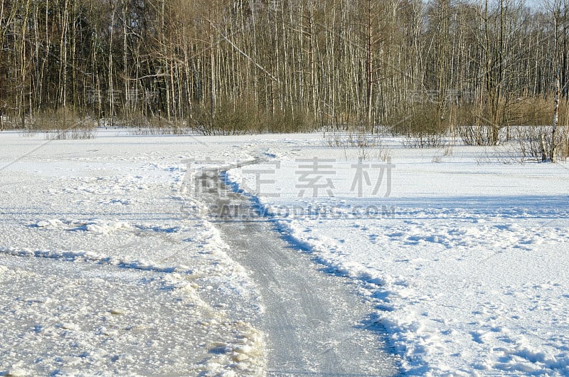 结冰的湖面上的冰路