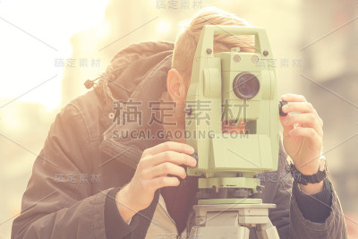 经纬仪测量。
