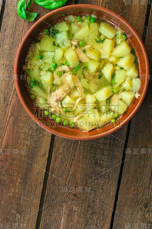 青豆，土豆，鸡肉和意大利面(新鲜蔬菜汤和肉)。前视图。本空间