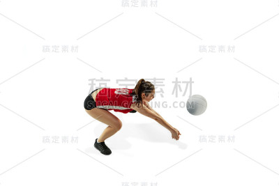 年轻女子排球运动员孤立在白色演播室背景飞行和运动