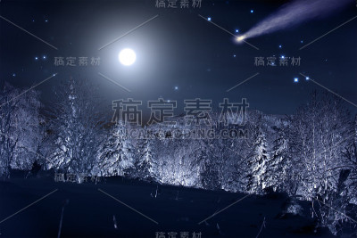 月亮和彗星的夜晚冬天森林。满天星星的夜空。冬夜的风景。云杉林