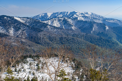 春天，从旭门寺看爱祖玛阁山