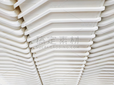 堆叠白色塑料容器盒存储。