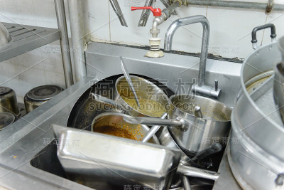 金属水槽里一堆脏器皿