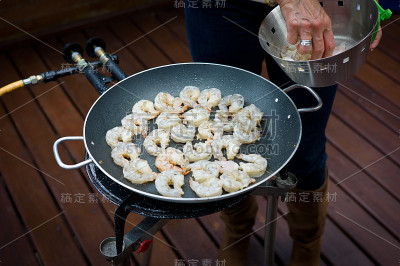 户外烹饪:用热盘烤虾，做海鲜饭
