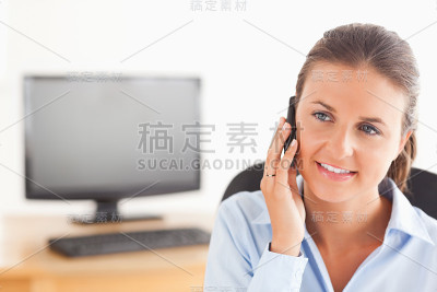 一个办公室职员在电话上的特写