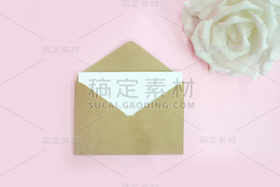 桌上放着一封空白的信